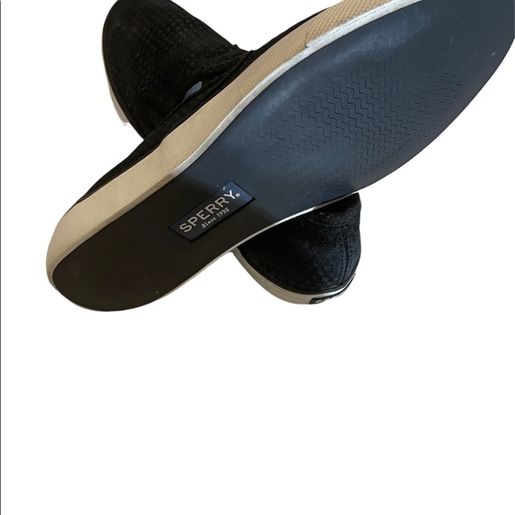 Sperry Woman’s Seaside Emboss Suade memory foam sneakers. - Picture 2 of 3